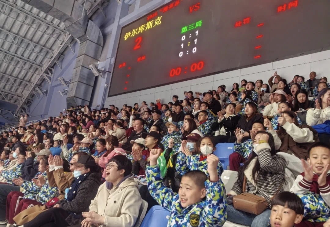 观众在比赛现场加油