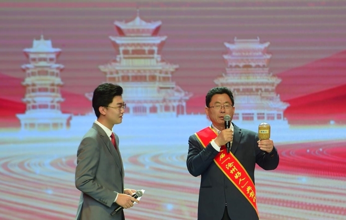 中捷产业园区农科所张卫军（右）获评“沧州好人”典型代表，发表感言。