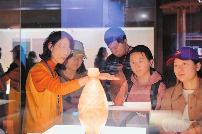 众多市民和游客来到甘肃省博物馆参观 新甘肃·甘肃日报记者 丁凯