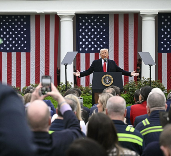 特朗普当地时间4月2日在白宫就关税话题发表讲话时的画面 图源:外媒