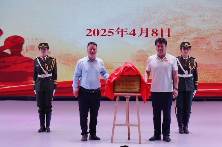 陈文杰与体育学院负责人共同为“预征预储班”揭牌。