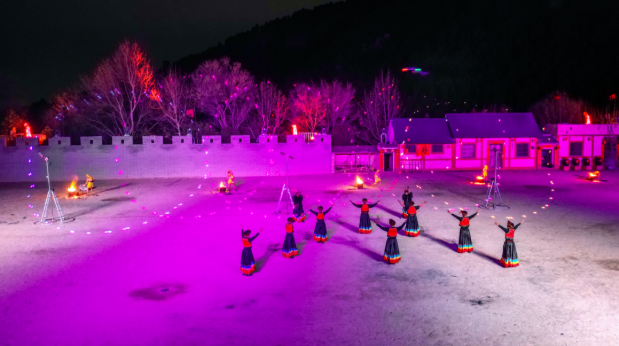 假日晚上的九顶塔景区