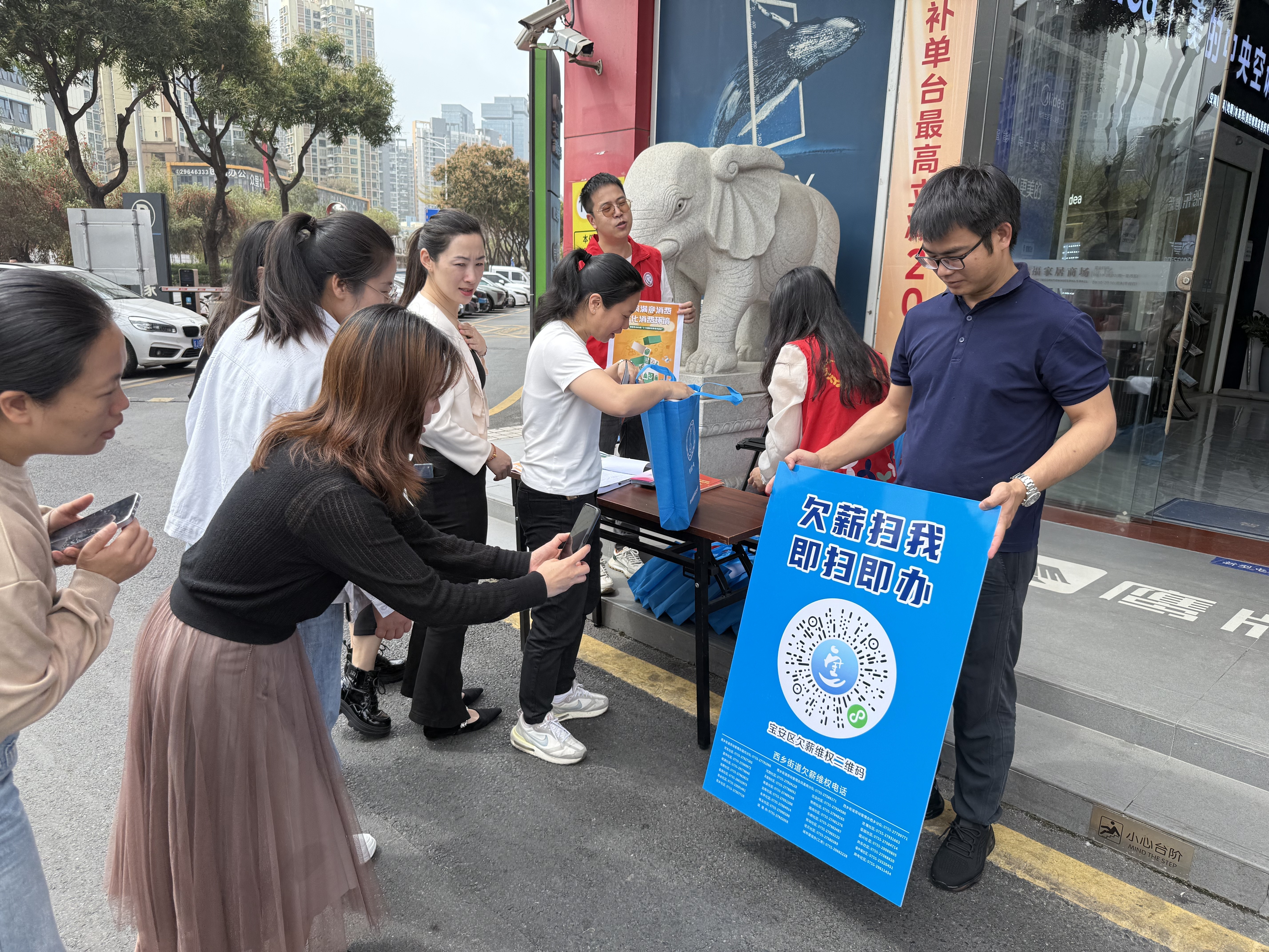 径贝社区工作人员宣传“欠薪扫我”二维码