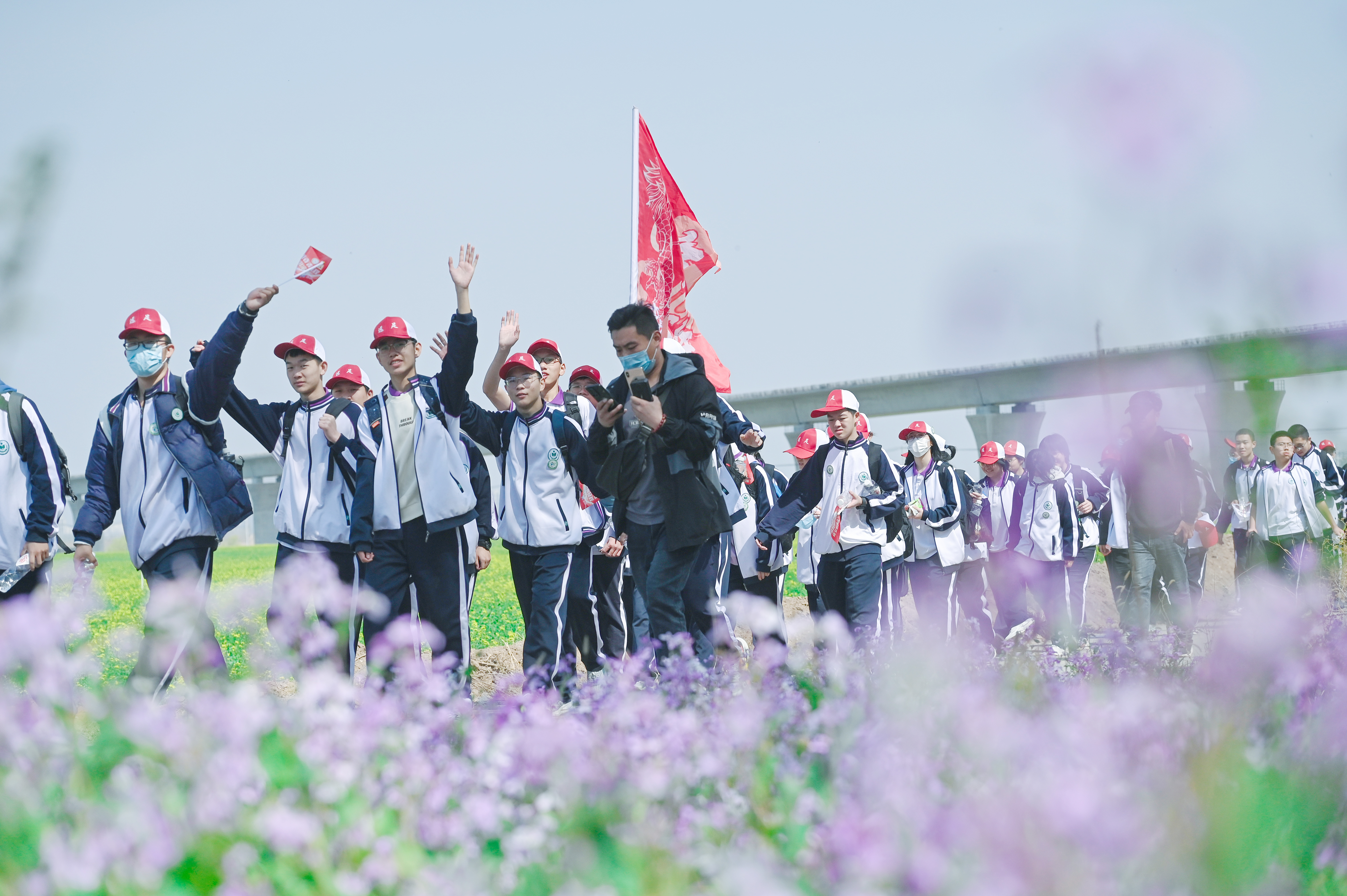 河北衡水中学学生在远足途中感受春日里的美丽景色