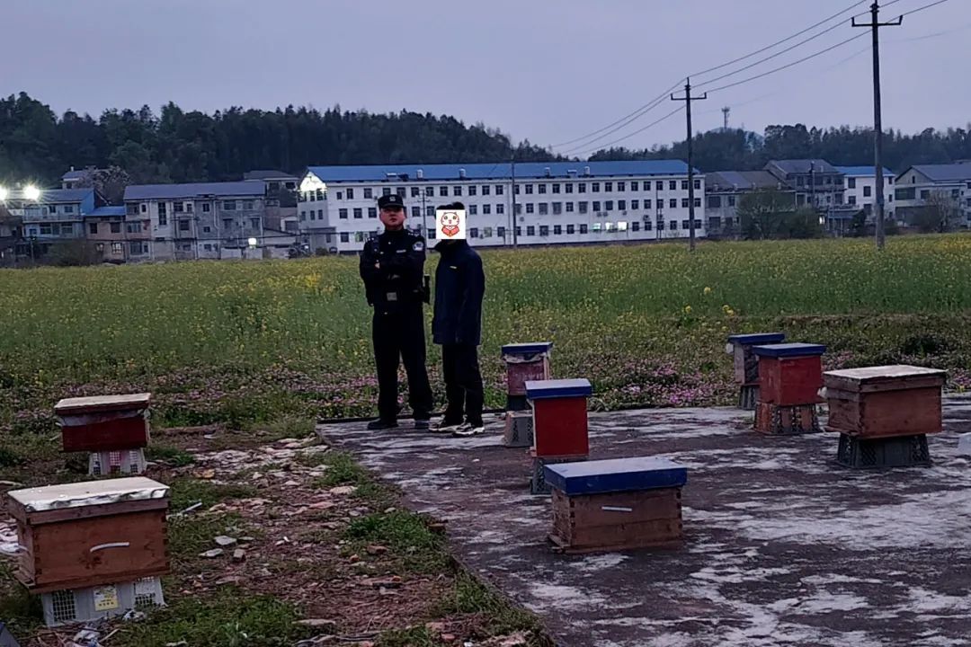 办案民警在案发现场调查走访