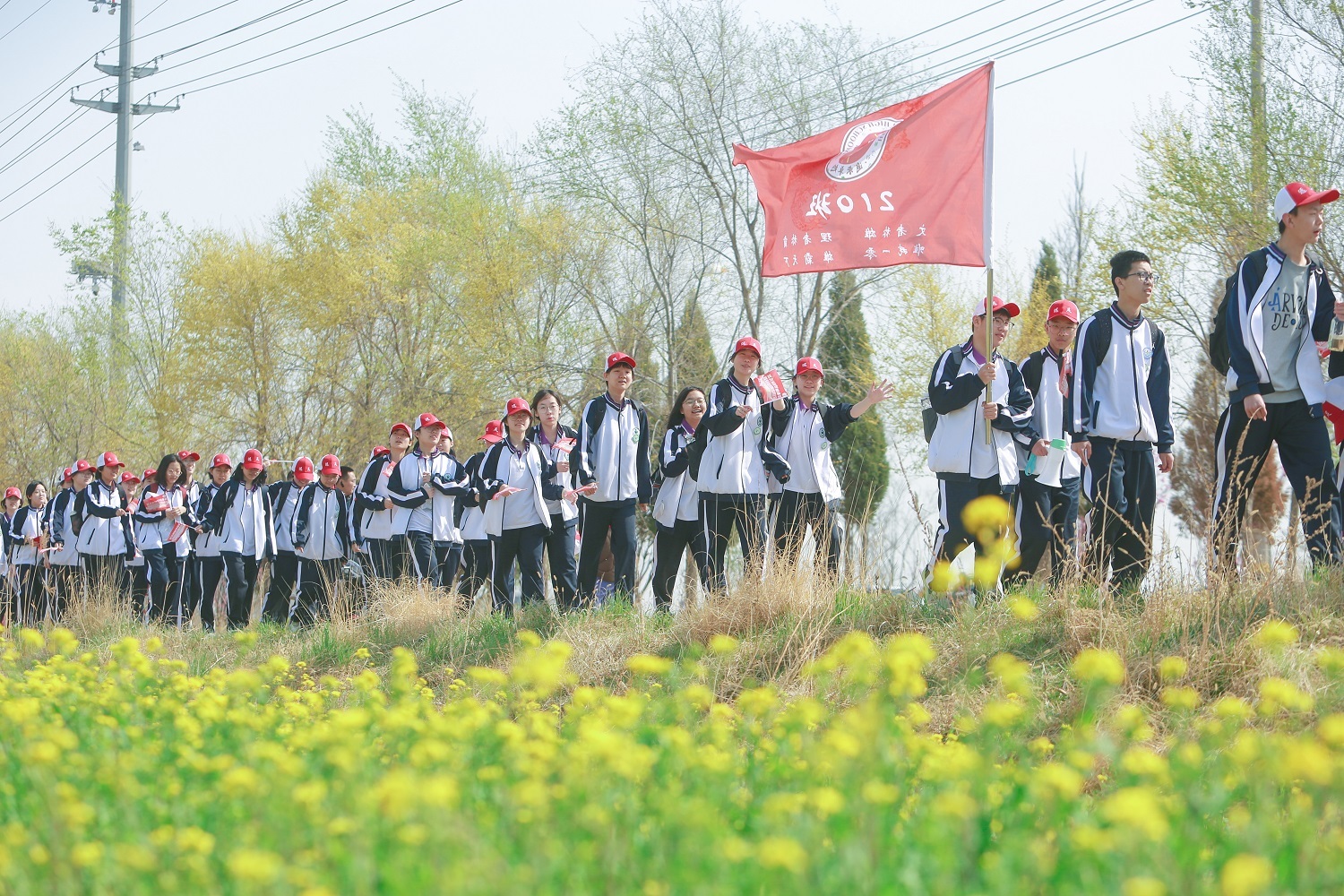 河北衡水中学80华里远足活动现场