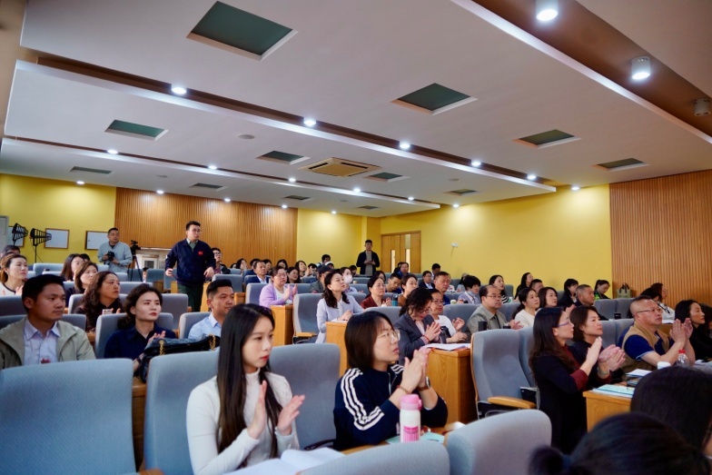学员热烈鼓掌
