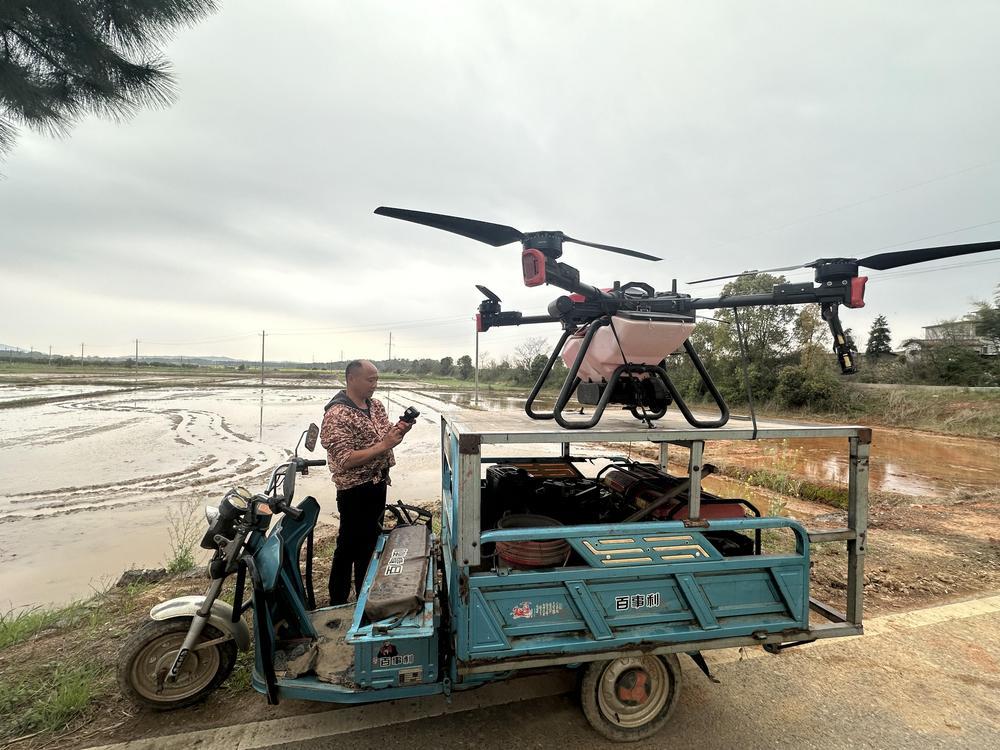 4月7日，奉新县赤田镇高岗村种粮大户利用农用无人机进行早稻播种。 （涂 琴 摄）