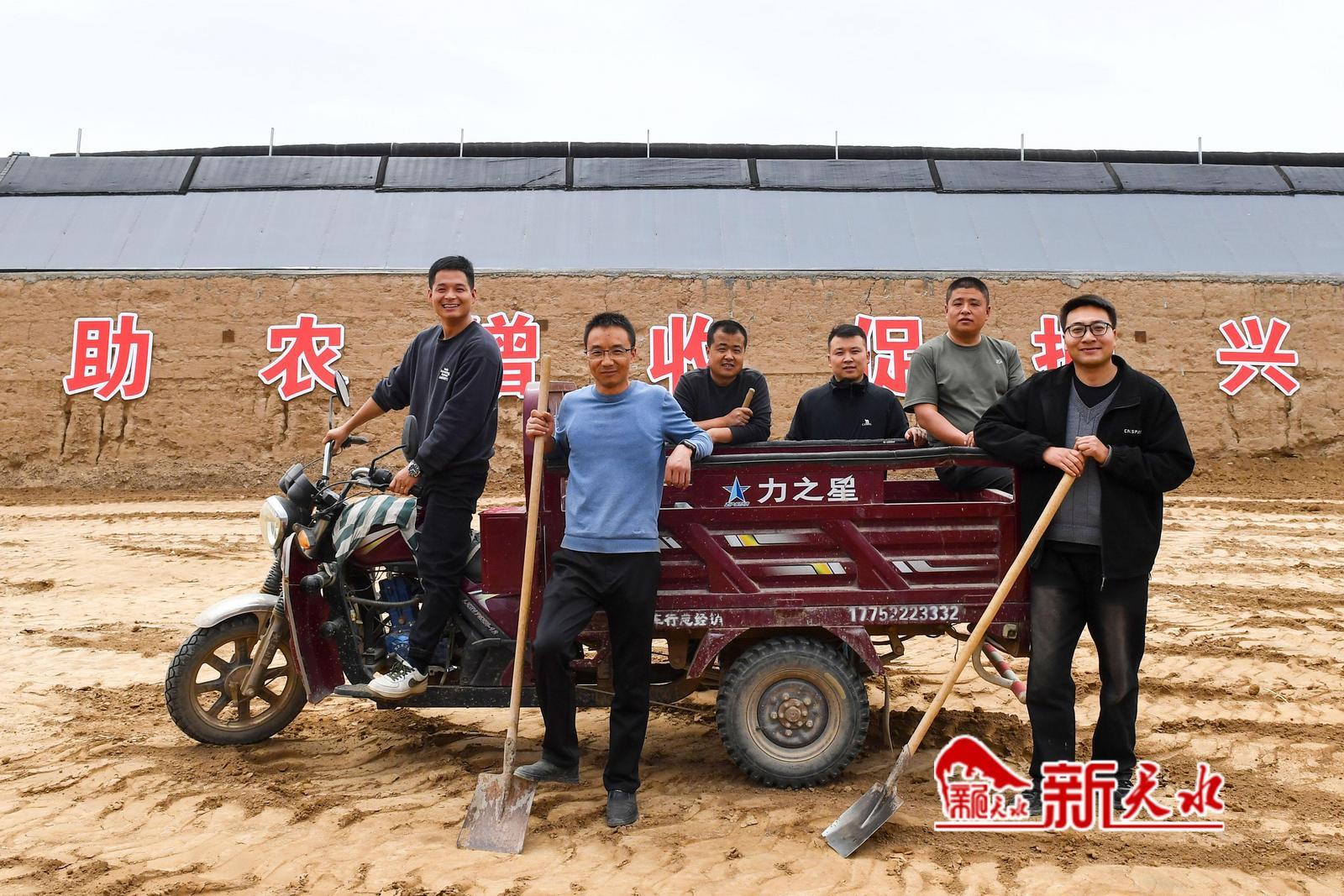 产业振兴的密码,就藏在这些基层干部沾满泥土的脚步里。