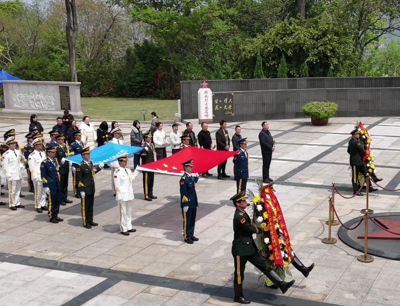 江西应用技术职业学院师生赴赣州市烈士陵园祭奠英烈
