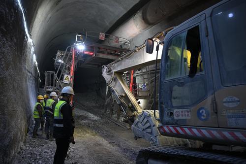 ▲4月10日,轨道交通27号线中梁山隧道,技术工人正在进行掘进施工。 记者 罗斌 摄