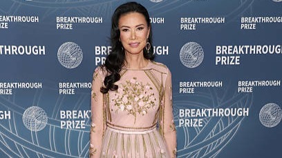 56岁邓文迪心很大！穿刺绣粉裙走红毯，前夫默多克搂着新欢也来了封面图