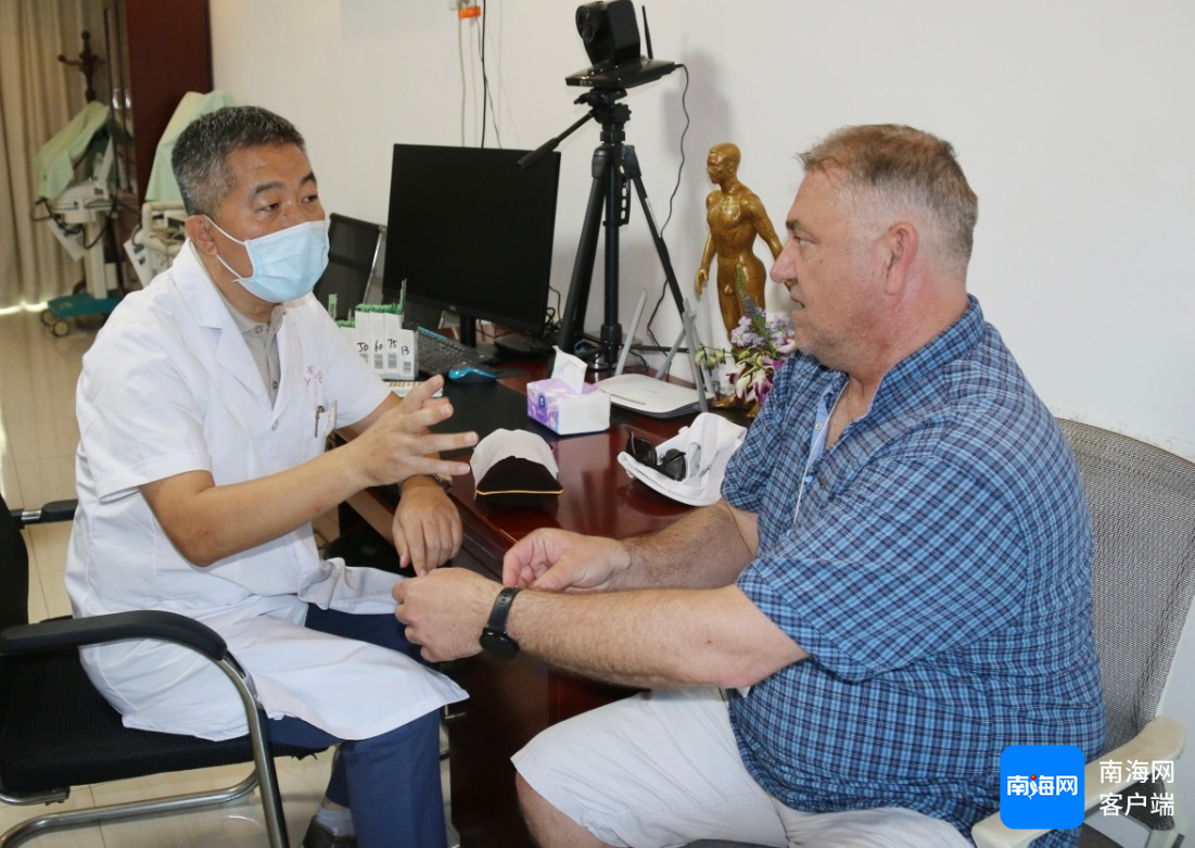 匈牙利游客在三亚市中医院体验中医问诊。主办方供图