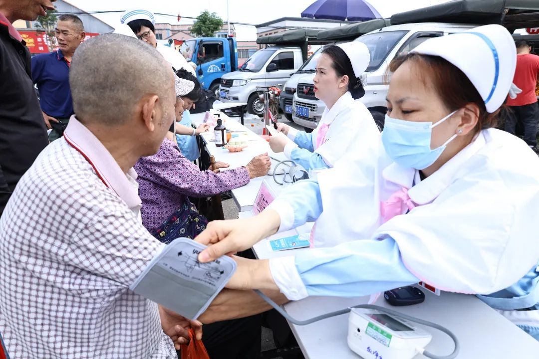 图：医护人员为群众进行健康体检
