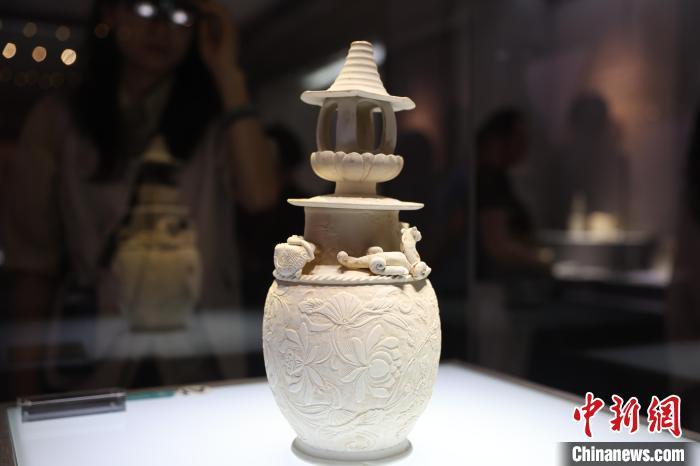 探访景德镇中国陶瓷博物馆 参观游客络绎不绝