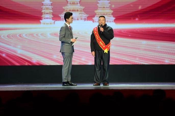 诚实守信“沧州好人”典型代表献县天骄公交出租有限公司出租车司机温华增（右）讲述温暖故事。