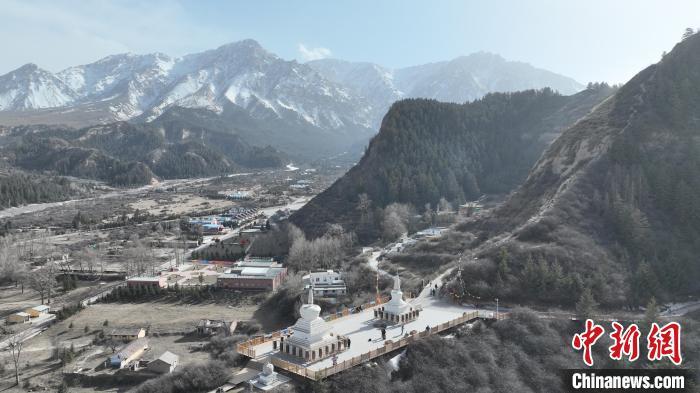 4月8日,甘肃张掖市,马蹄寺与祁连雪山交相呼应。无人机照片 九美旦增 摄