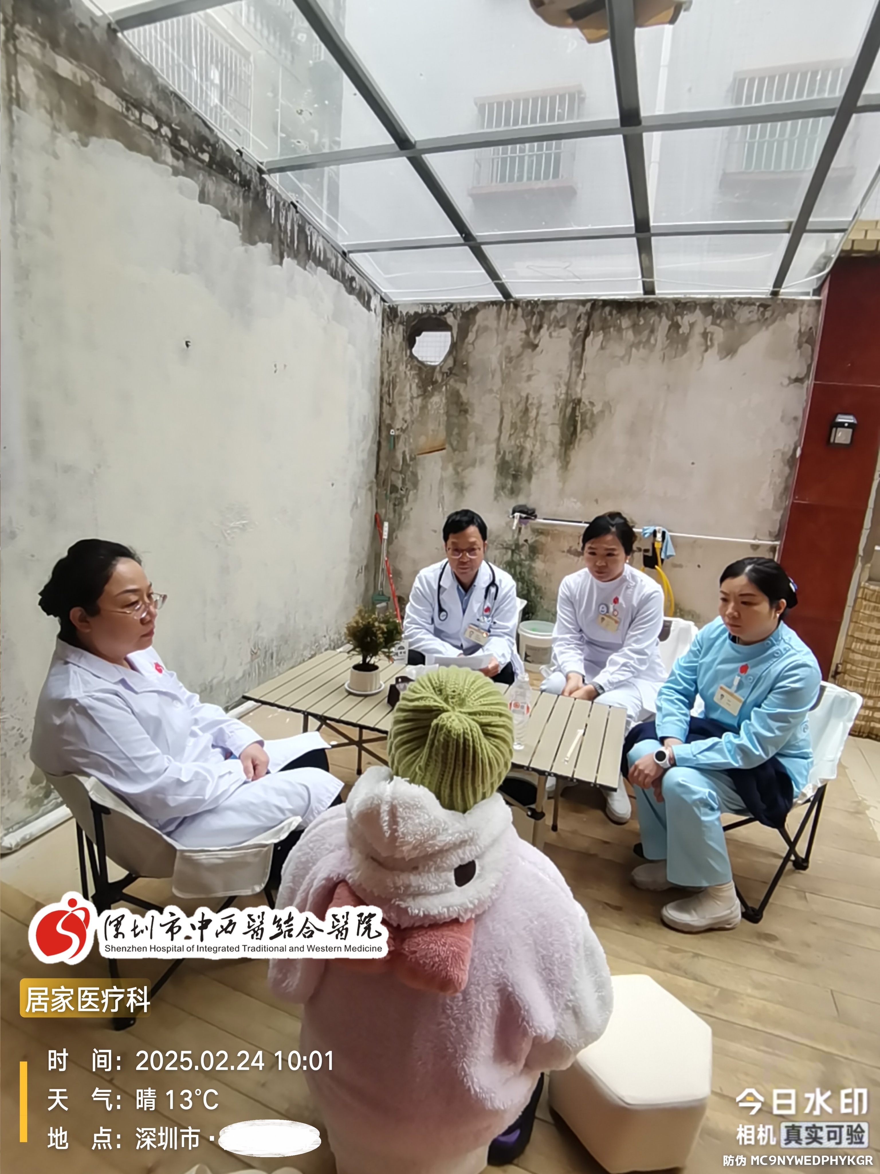 安宁疗护团队在患者家中商议方案