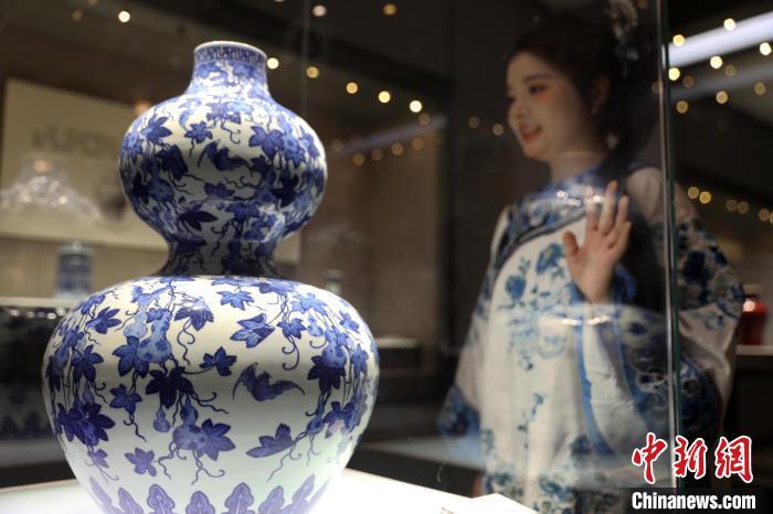 探访景德镇中国陶瓷博物馆 参观游客络绎不绝