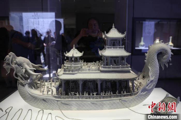 探访景德镇中国陶瓷博物馆 参观游客络绎不绝