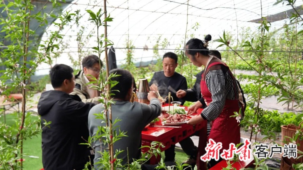 金川区双湾镇营盘村的“桃园开锅羊肉”大棚　新甘肃&middot;甘肃日报通讯员　杨欣雨　摄