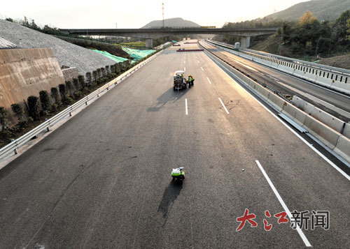 “预标线机器人+智能乘驾式热熔划线机”组合(昌金改扩建工程项目办供图)