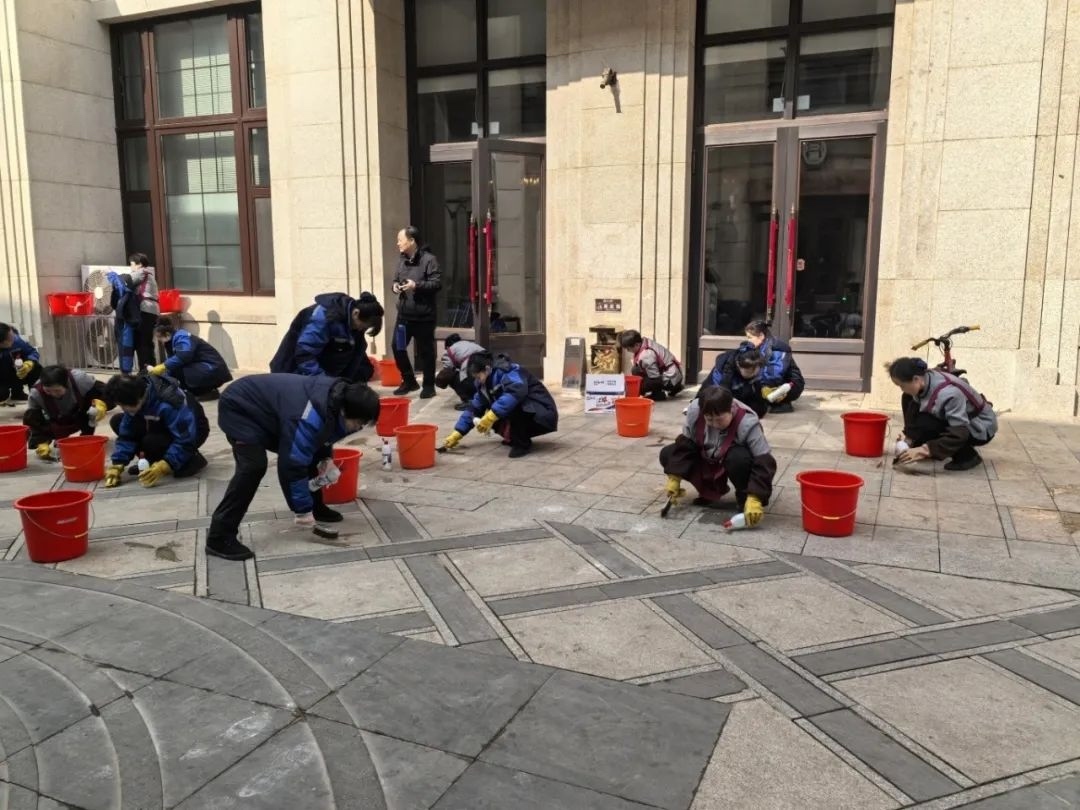 物业工作人员清洗地面