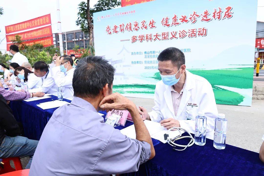 图：多名专家医生坐诊，群众现场体验免挂号看诊服务