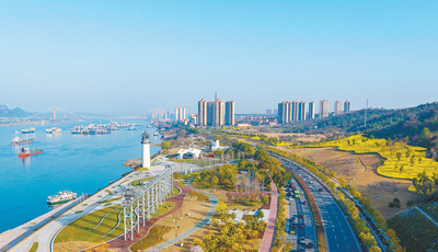 近年来，湖北省宜昌市着力打造长江岸线生态长廊，将长江岸边老旧砂石码头、化工企业实行关停并转和迁移，守护一江清水向东流。图为宜昌市猇亭区灯塔广场长江岸线，景美如画。王耿　摄（人民视觉）