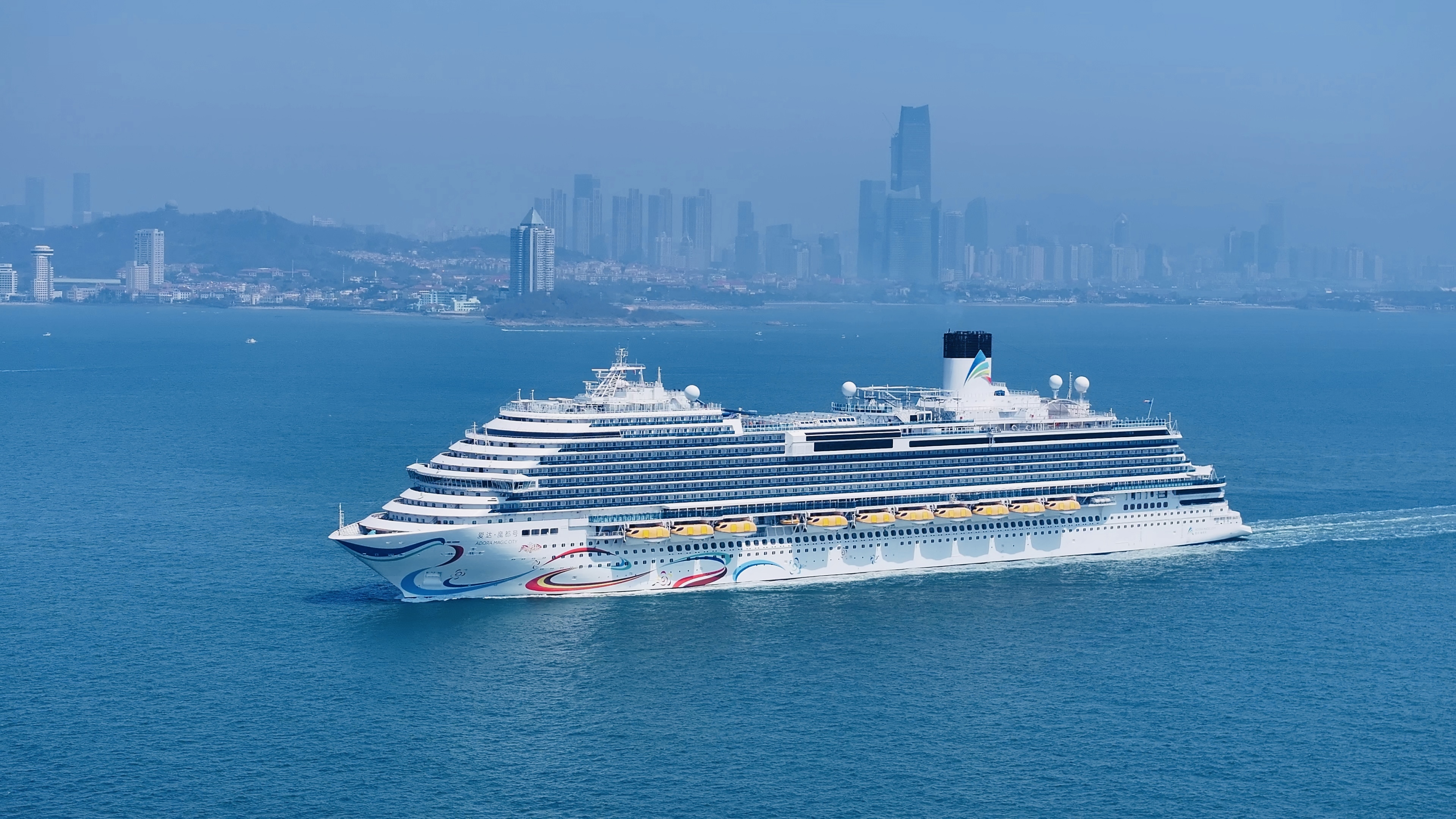 “爱达·魔都”号青岛首航成功 单日出入境人员首次突破1.1万人次