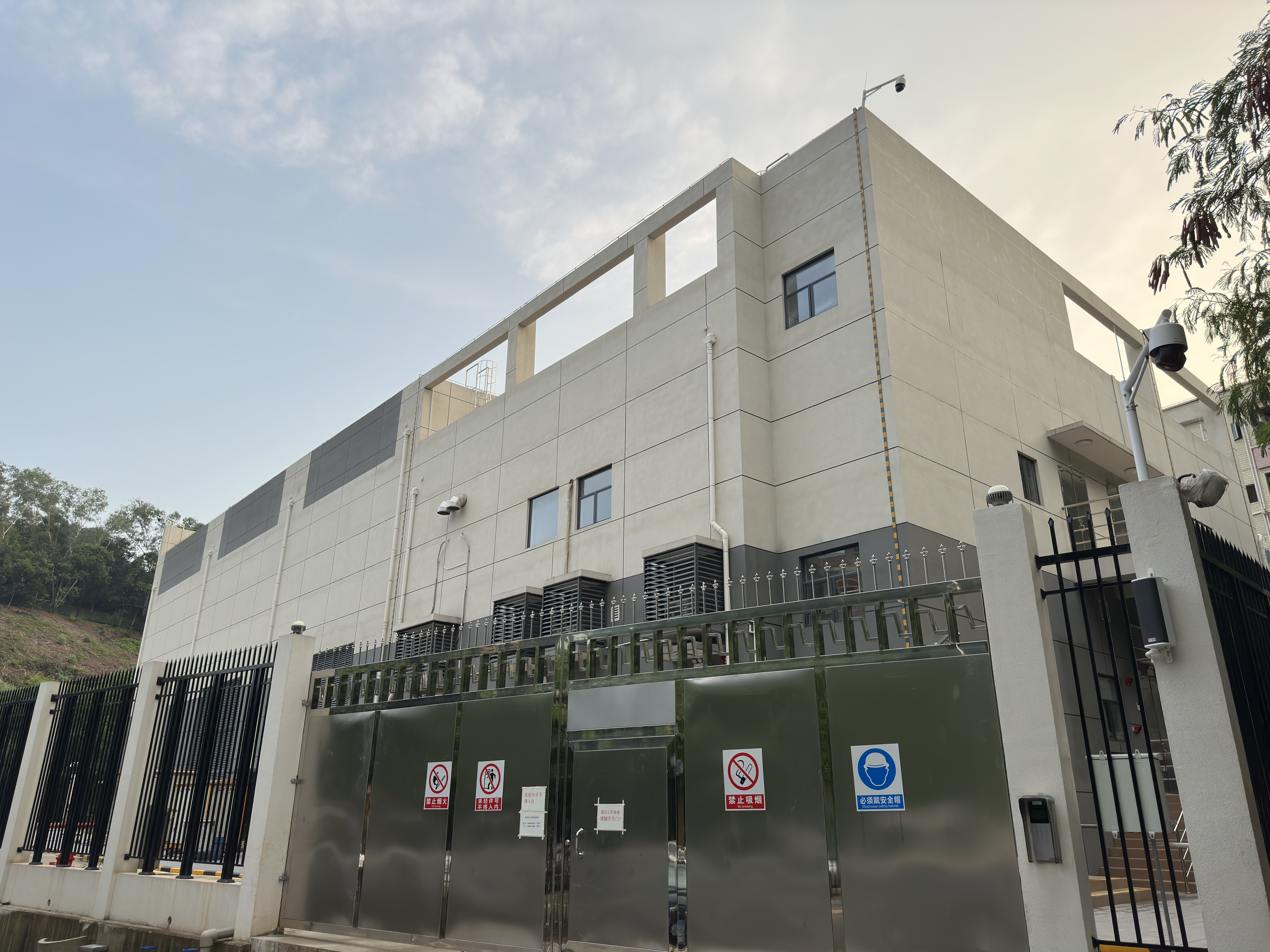 位于深圳龙华的“20+8”产业集群配套项目——110千伏桂月变电站,可有效保障鄱阳先进制造业基地及周边区域的用电需求