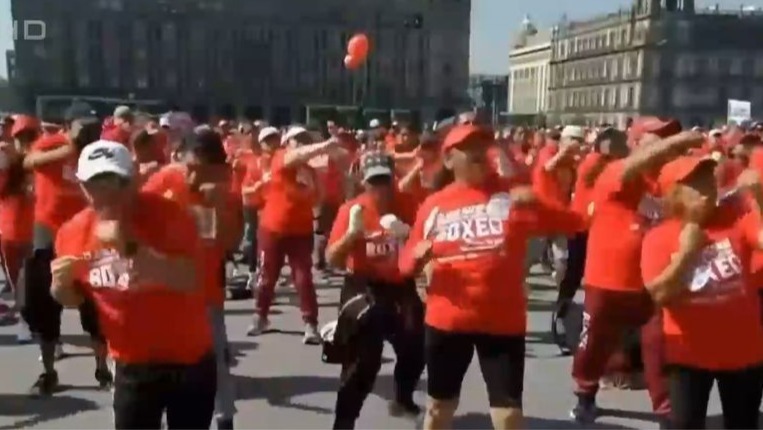 为了让年轻人远离毒品，墨西哥万人在广场打拳击