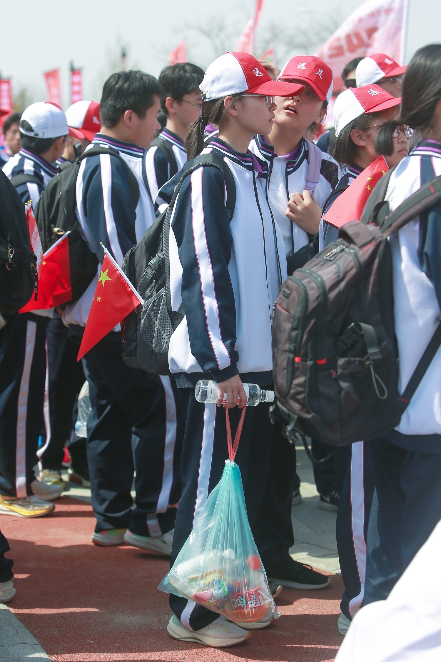 河北衡水中学学生在宿营地主动带走产生的垃圾