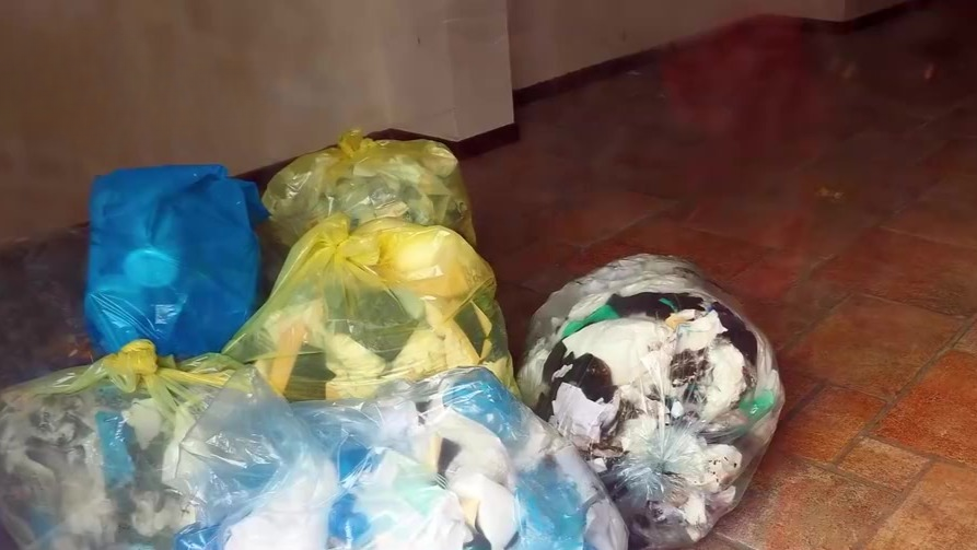 住户门口常遭邻居吐痰、涂抹污物，起诉获赔3800元