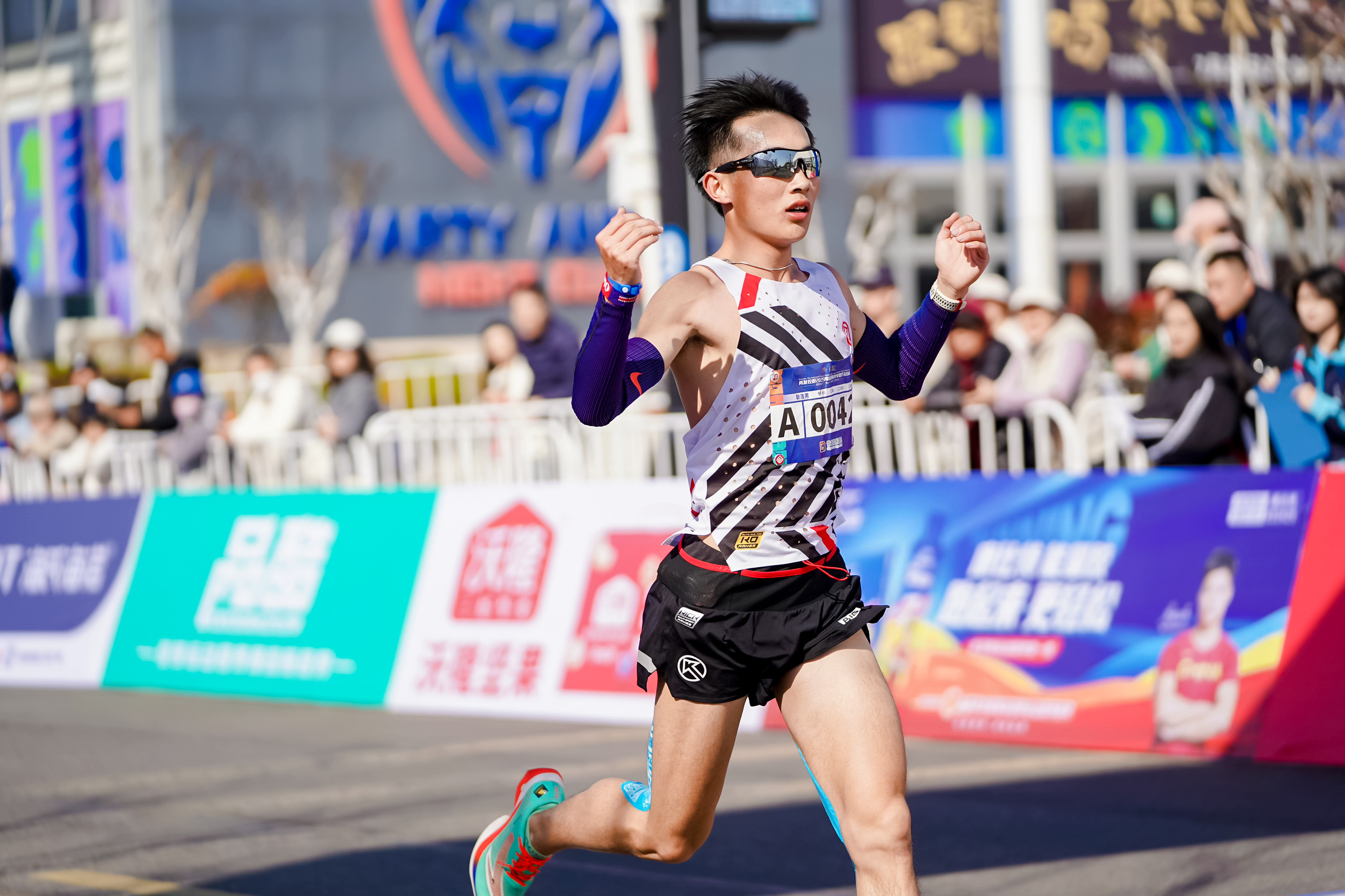 青发控股2025青岛西海岸半程马拉松鸣枪起跑！
