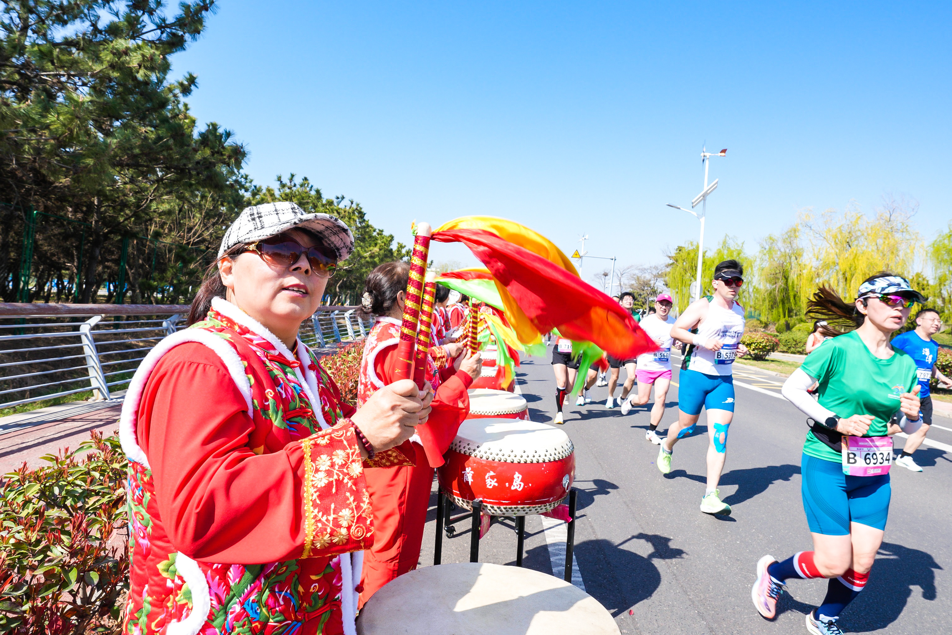 青发控股2025青岛西海岸半程马拉松鸣枪起跑！