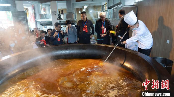 图为环县环州故城景区煮大锅羊肉吸引游客（资料图）　环县融媒体中心供图