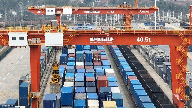 江西贛州國際陸港貨場貨車往來作業。 視覺中國 圖