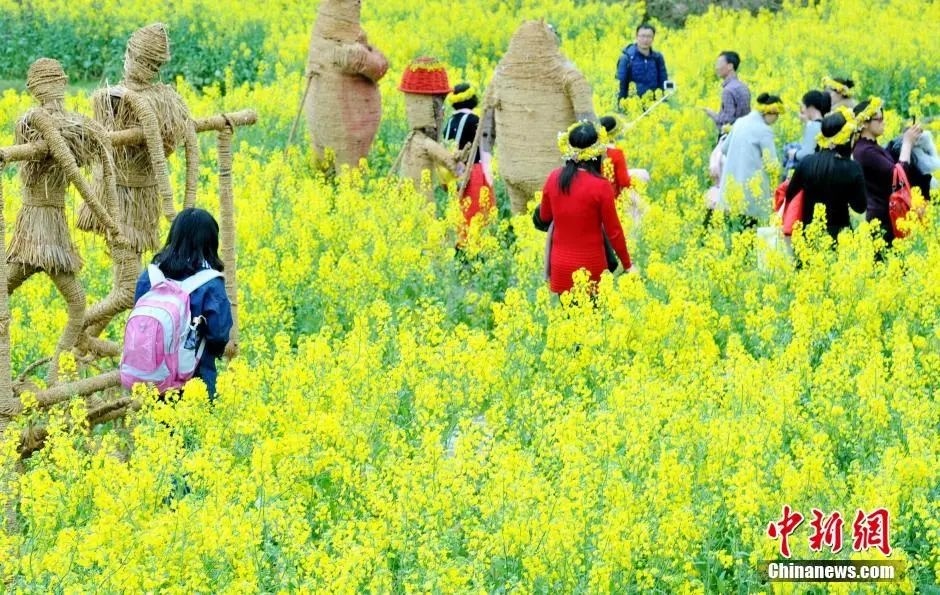 婺源油菜花田稻草扎制而成的農(nóng)耕文化、卡通動(dòng)物。卓忠偉 攝