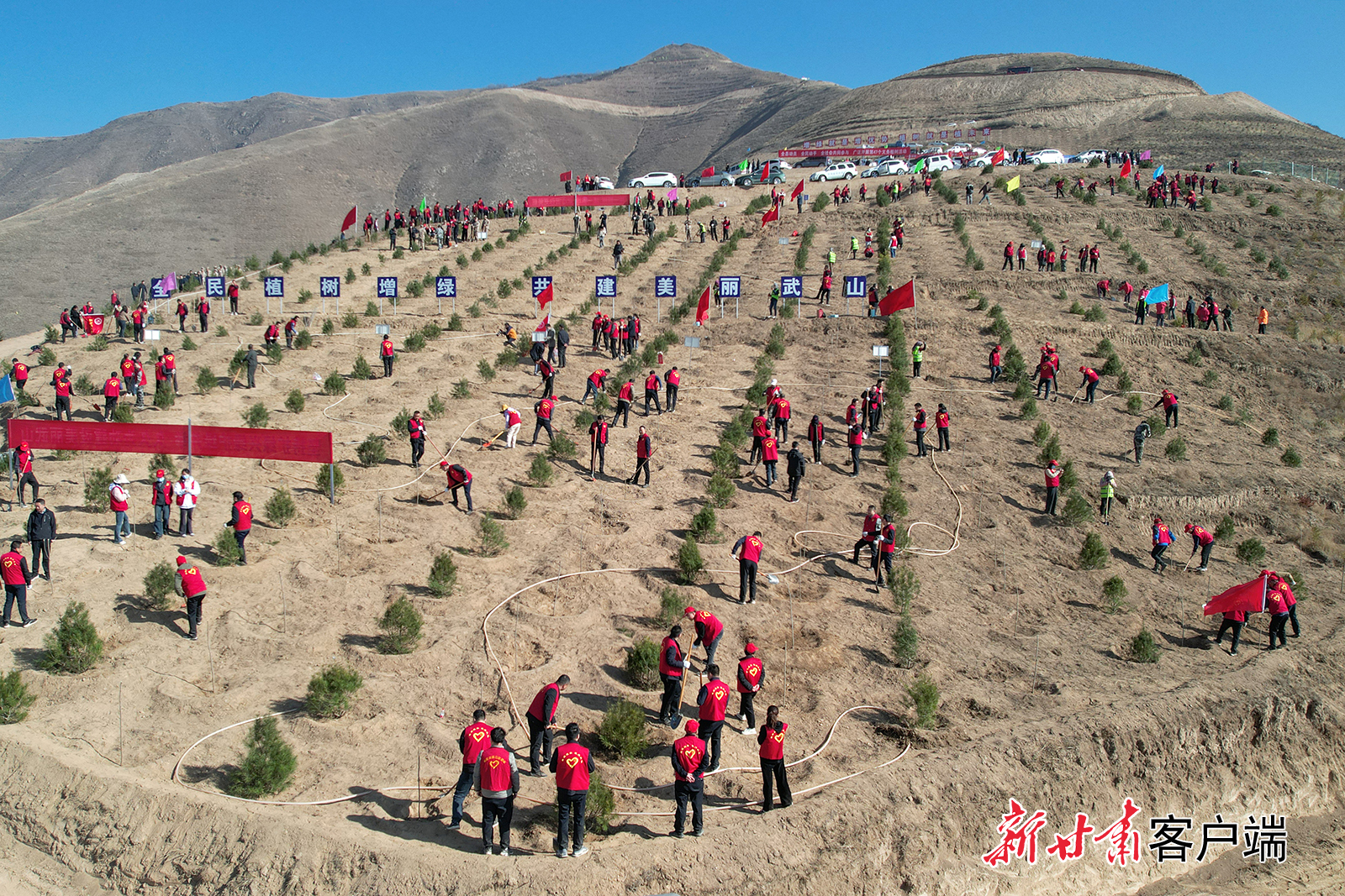 近日，武山县组织全县干部职工、劳动模范、学生和青年志愿者等开展春季义务植树活动，用实际行动践行绿色发展理念，共筑绿色家园。新甘肃&middot;甘肃日报通讯员　陈坤
