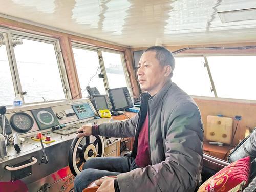 4月7日，苏海东在渔船驾驶室检查仪器设备。 本报记者 薛惠娟摄