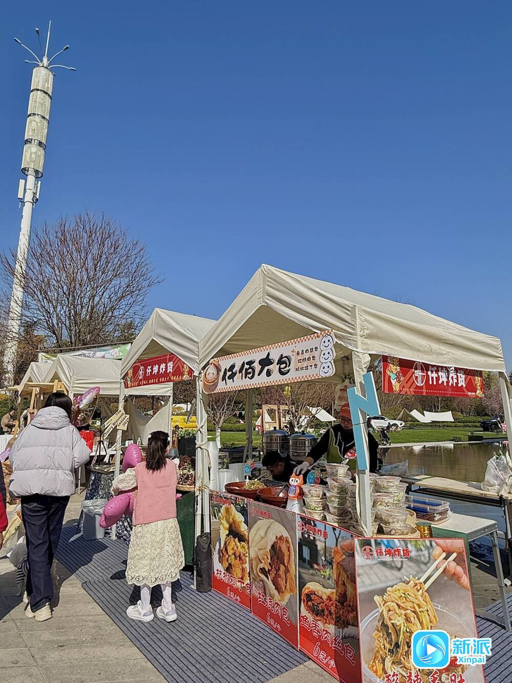 市民在樱花市集购物。