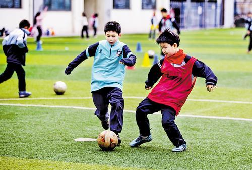 3月27日,邯郸市复兴区阳春小学学生课后在学校参加选学的足球训练课程。 聂长青摄