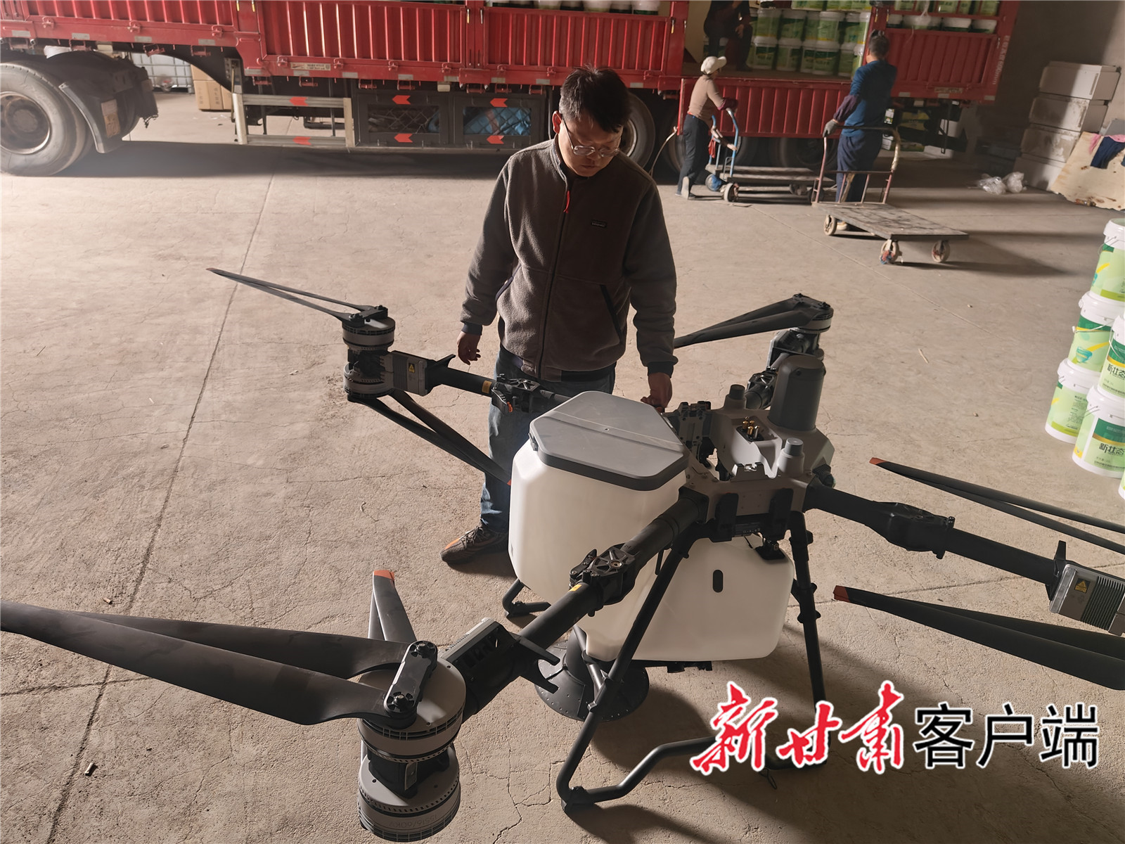 马云锡检查无人机