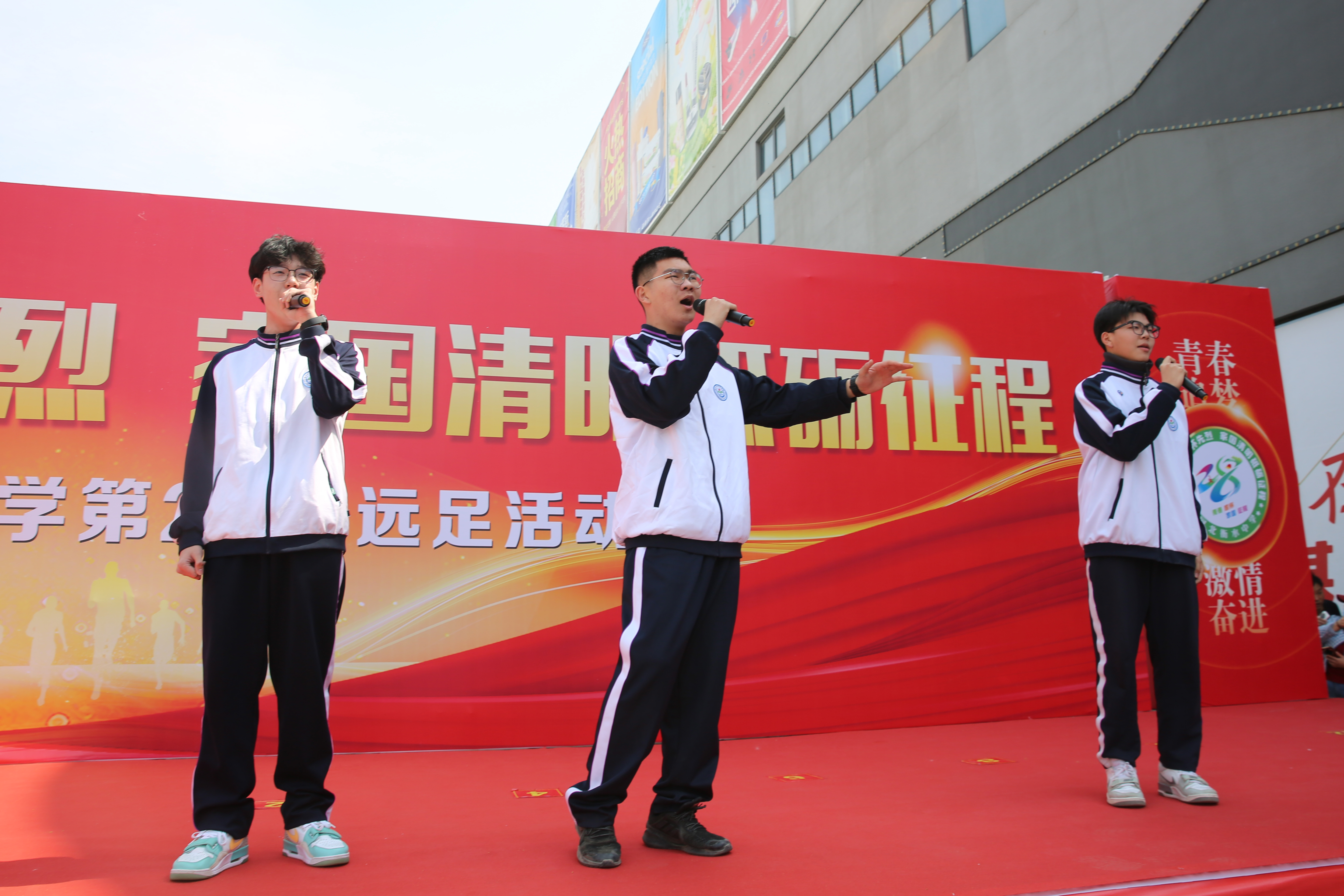 河北衡水中学学生在宿营地演唱红歌