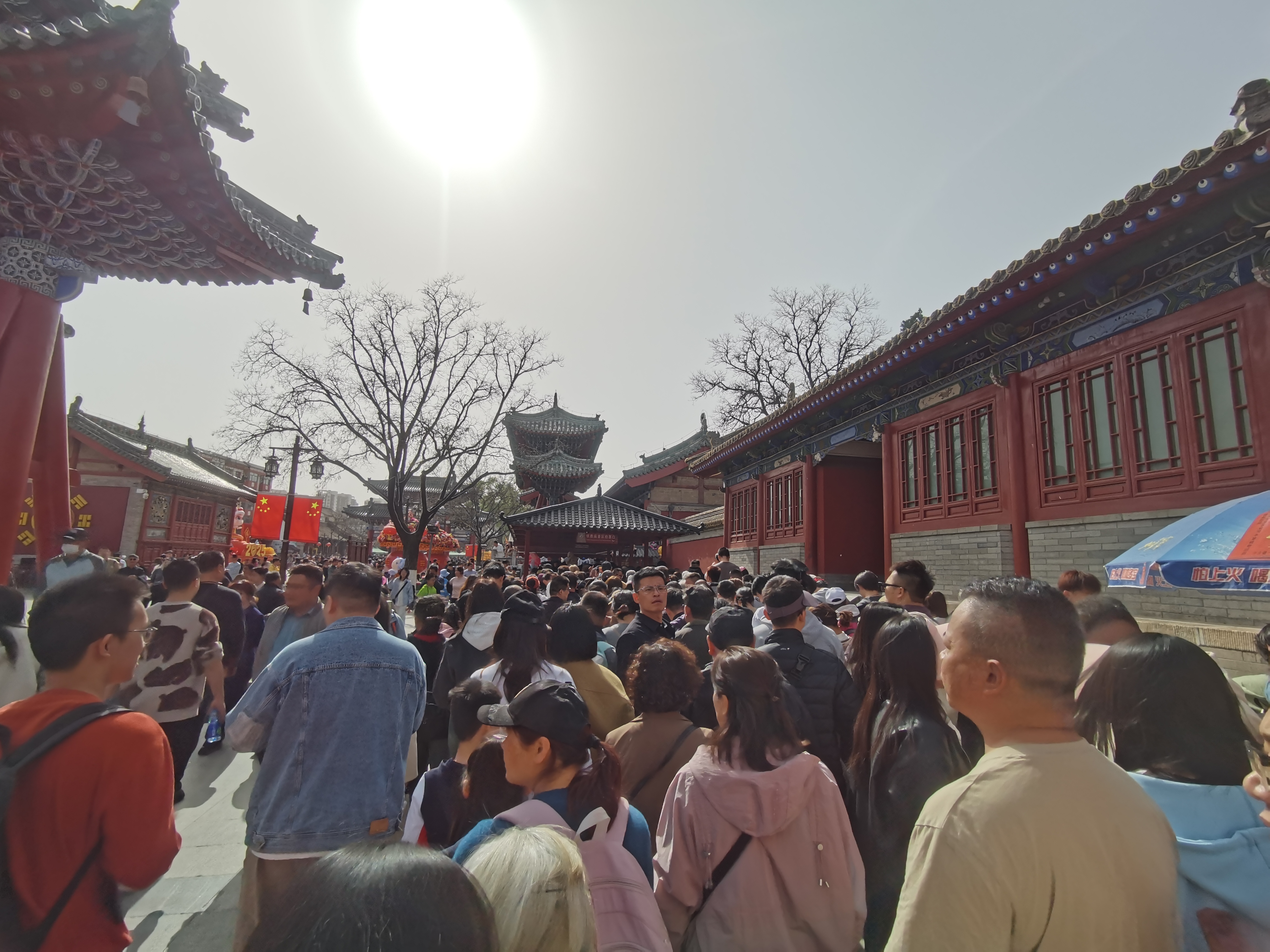 清明节当天，游客排队进入伏羲庙。