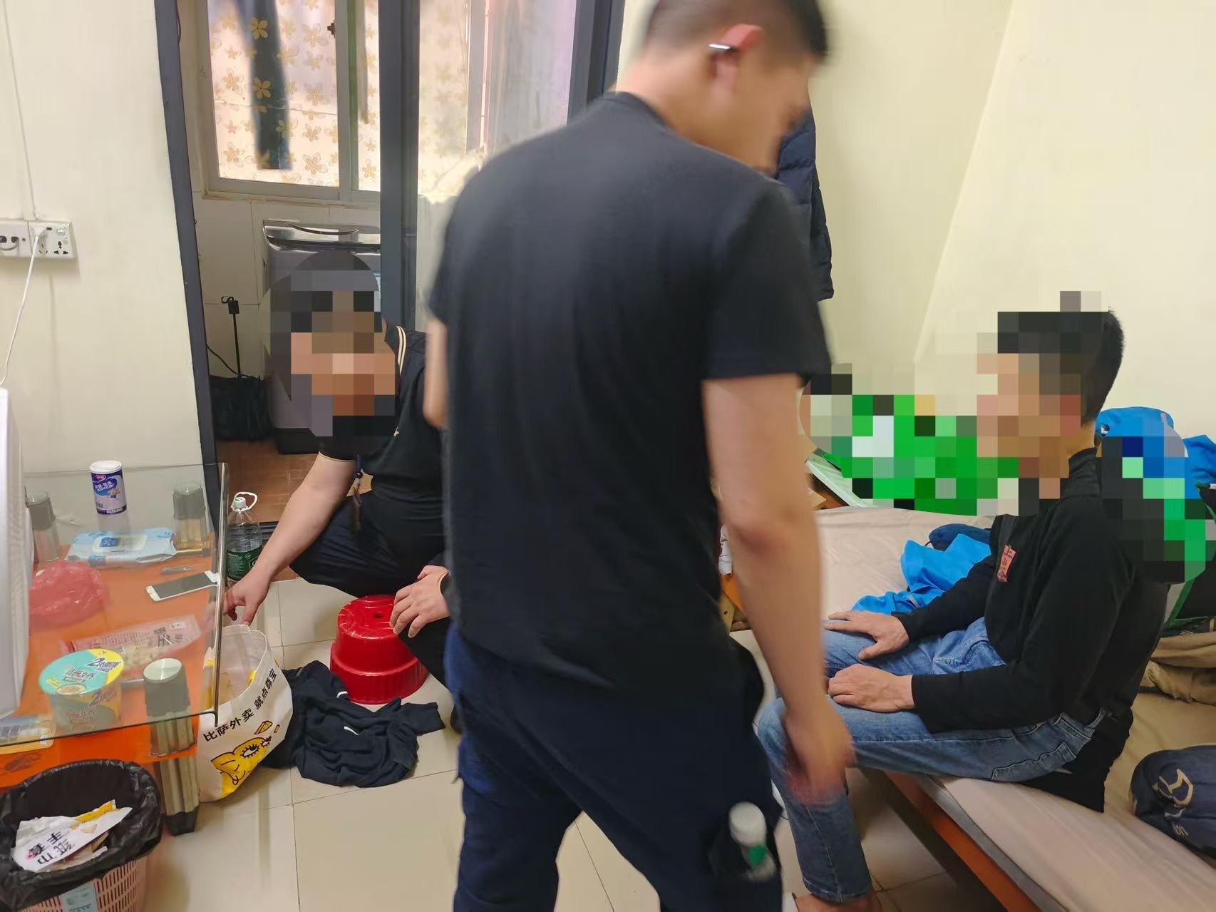 西乡网格员协助警方抓获派发涉黄卡片嫌疑人