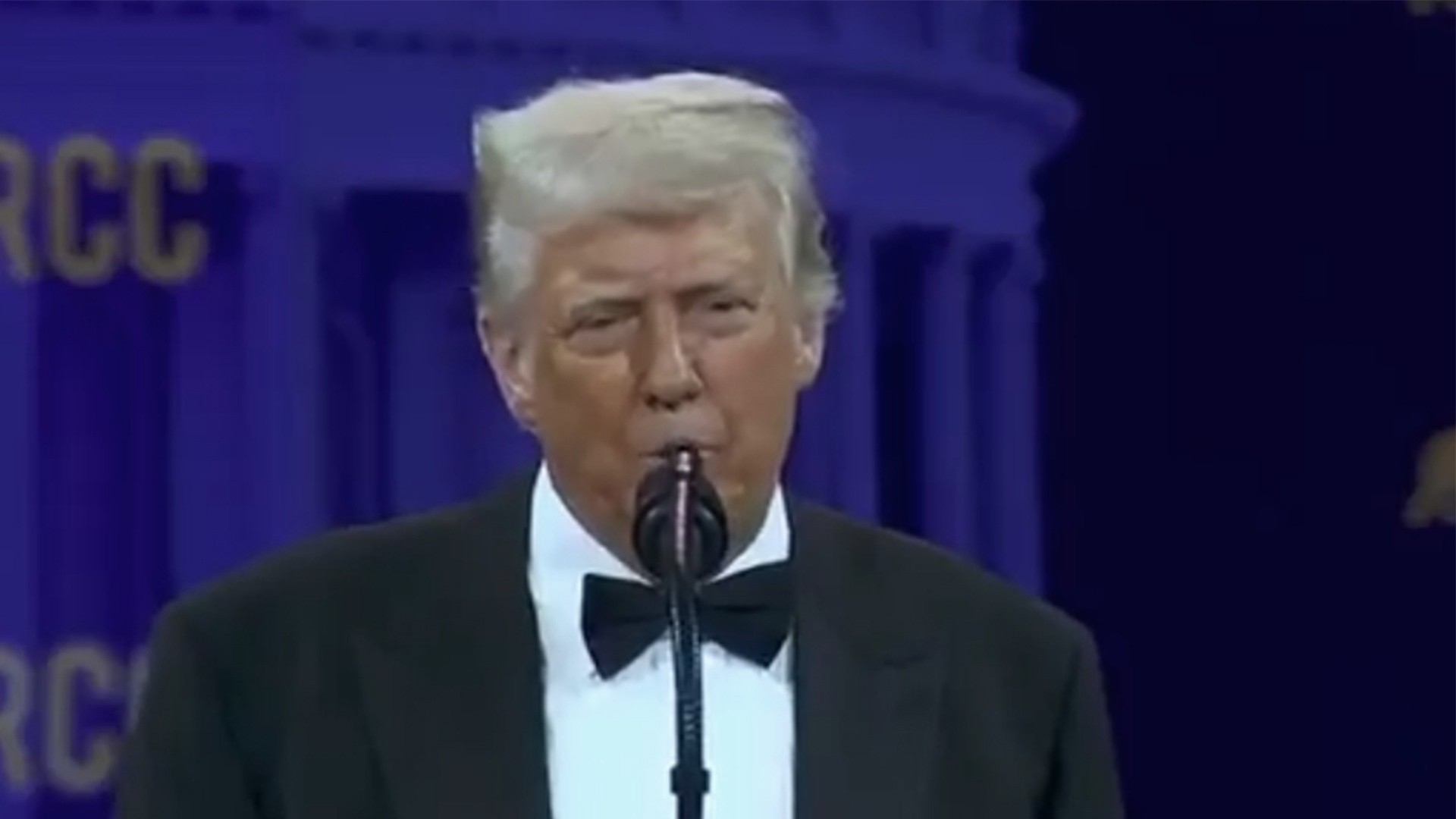 特朗普粗鄙羞辱谈判各国：“很多国家都急着亲我屁股”，赤裸裸放话：轮到我们宰别人了