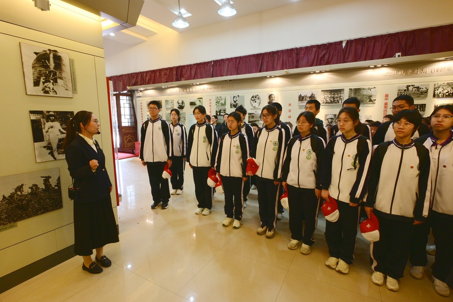 河北衡水中学学生参观衡水市革命烈士纪念馆现场