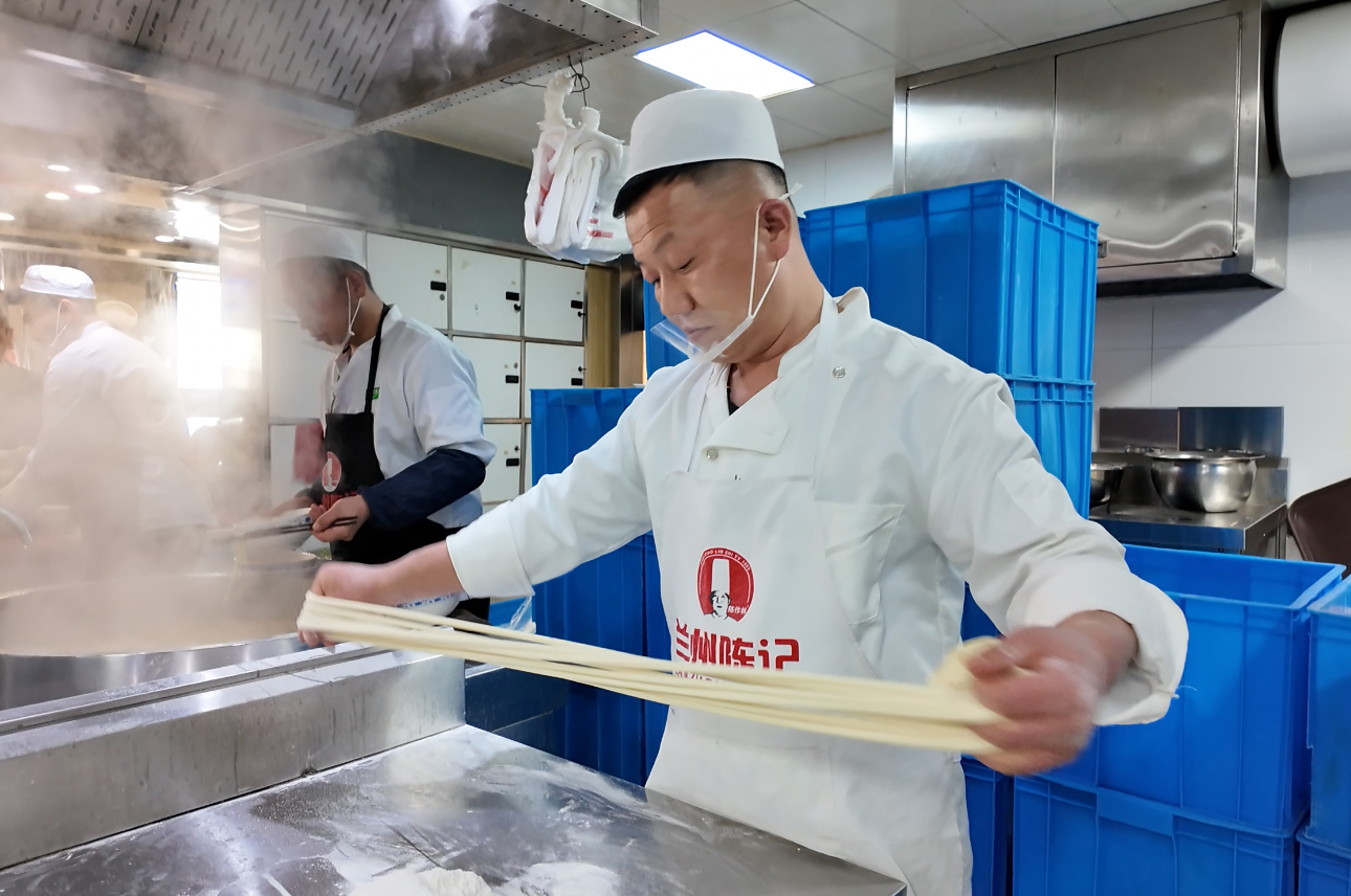 “三遍水,三遍灰,九九八十一遍揉”成就一碗劲道好面。